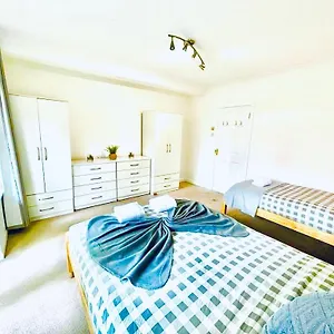  Homestay Up To 3 People, In A Share House With Private Garden Access